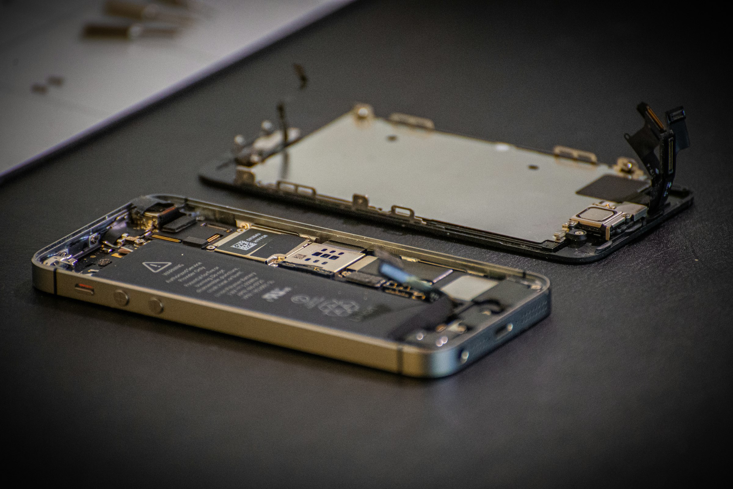 Técnico reparando un dispositivo